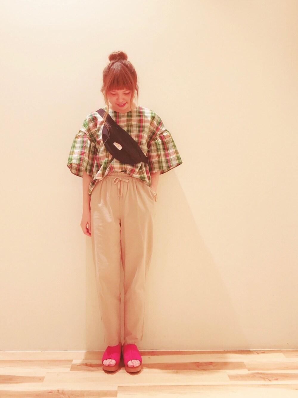 グリーン系のシャツ/ブラウス、ブラック系のボディバッグ/ウエストポーチ、ベージュ系のその他パンツを着用したレディースの春コーディネートの1枚目の写真