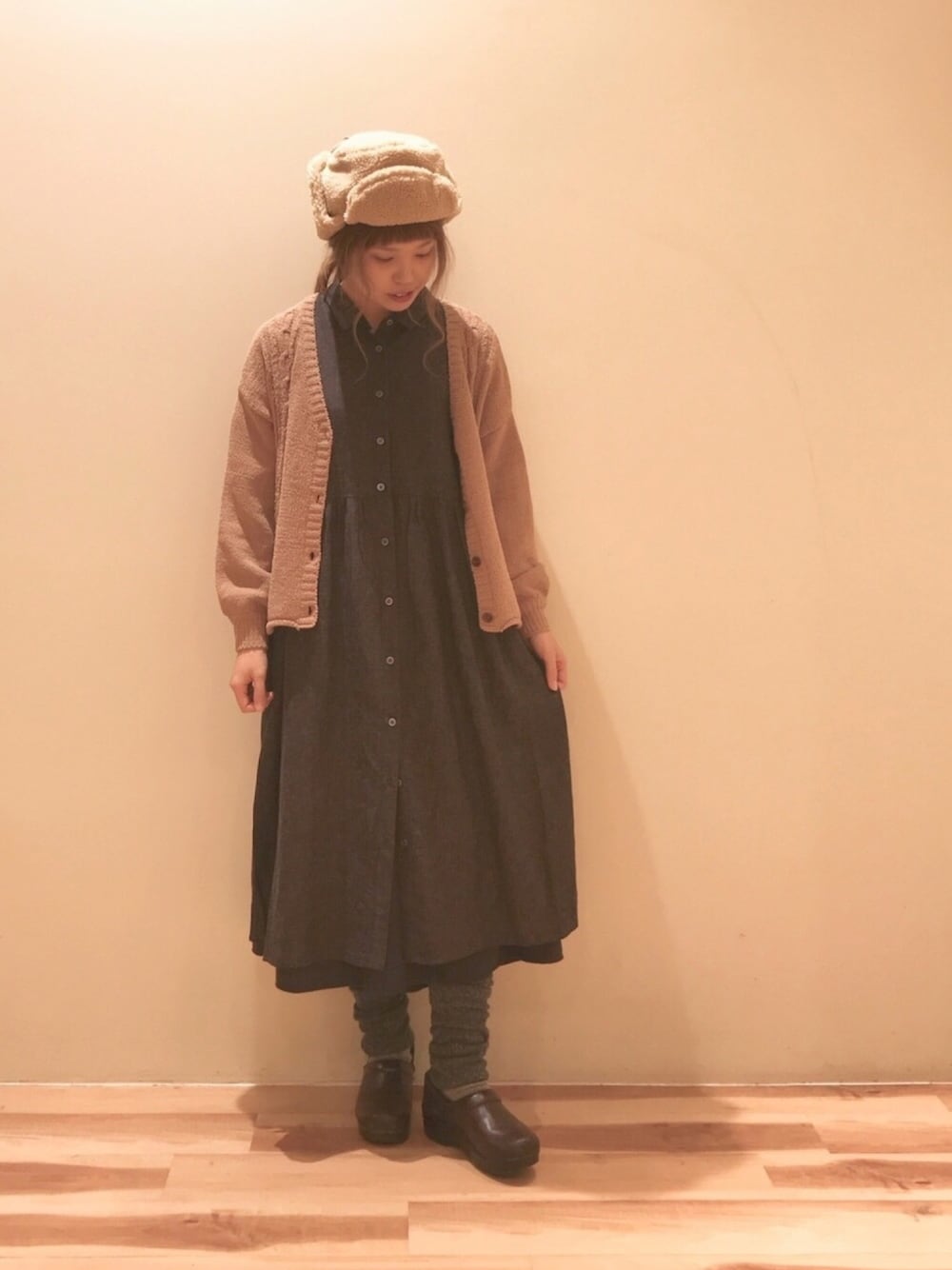 グレー系のその他パンツ、ブラウン系のニット/セーター、グレー系のシャツワンピースを着用したレディースの秋コーディネートの1枚目の写真