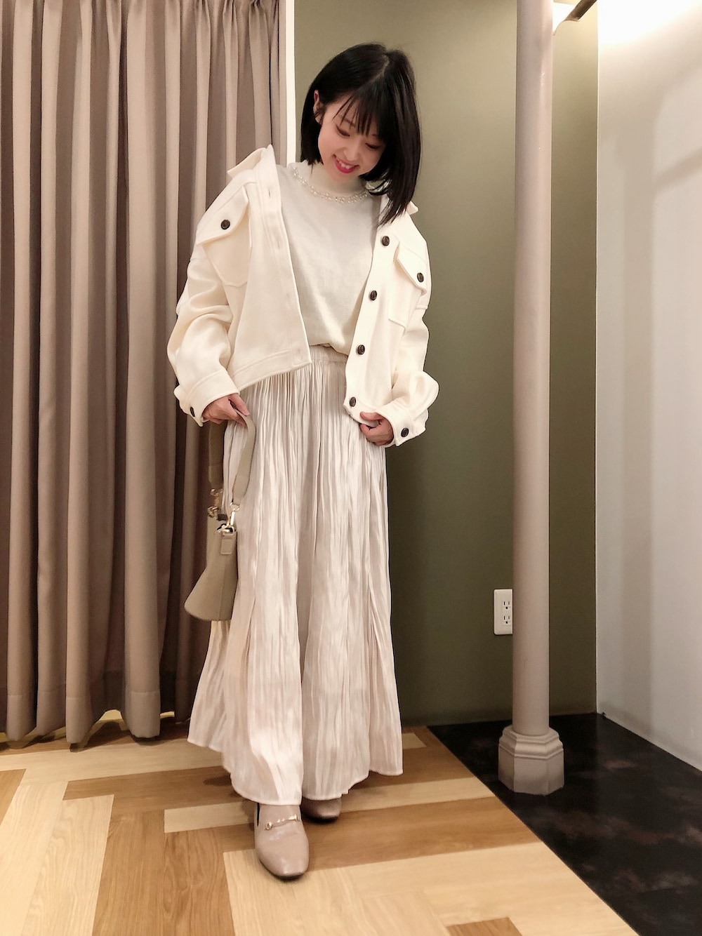 「秋コーデ、秋のマイ旬スタイル、今日のコーデ、低身長、ホワイト、ガーリー、プリーツスカート、アースミュージック＆エコロジー、earth music&ecology」｜「Green　Parksの柔らかビットオペラシューズ＊＊（ドレスシューズ、ベージュ系）」を使った、匿名係長さん（レディース・151cm）の秋コーディネートの1枚目の写真