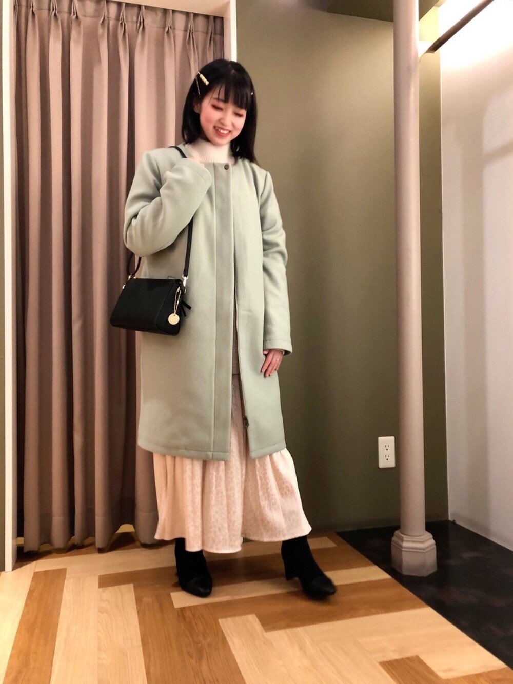 「シンプルコーデ、オトナカジュアル、おしゃれさんと繋がりたい、オーバーサイズ、きれいめカジュアル、Green Parks、低身長」｜「Green　Parksの・minia スエードコンビショートブーツ＊（ブーツ、ブラック系）」を使った、匿名係長さん（レディース・151cm）の秋コーディネートの1枚目の写真