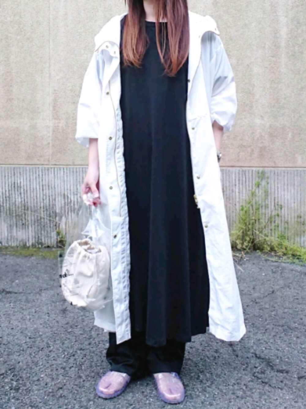 ブラック系のトップス、ホワイト系のバッグ、シルバー系のシューズを着用したレディースの春コーディネートの1枚目の写真