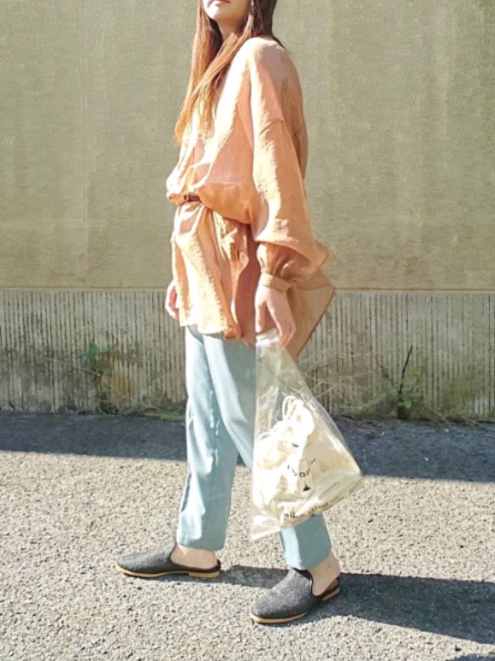 その他のバッグ、ブラック系のシューズを着用したレディースの春コーディネートの1枚目の写真