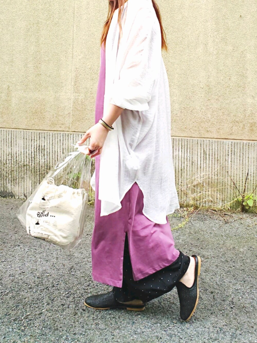 ホワイト系のシャツ/ブラウス、ブラック系のパンツ、パープル系のワンピース/ドレスを着用したレディースの春コーディネートの1枚目の写真