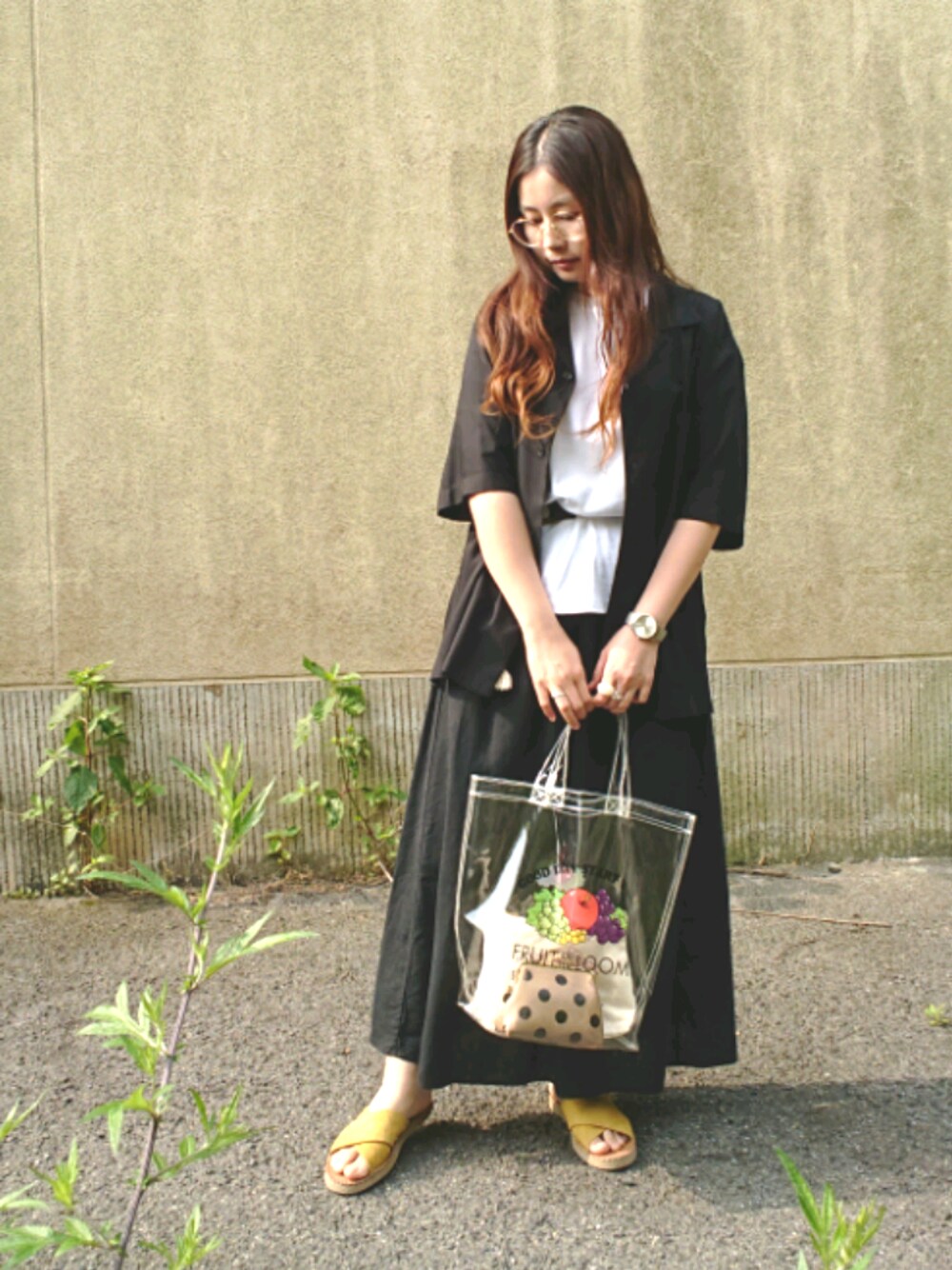 その他のバッグ、ブラック系のトップスを着用したレディースの夏コーディネートの1枚目の写真