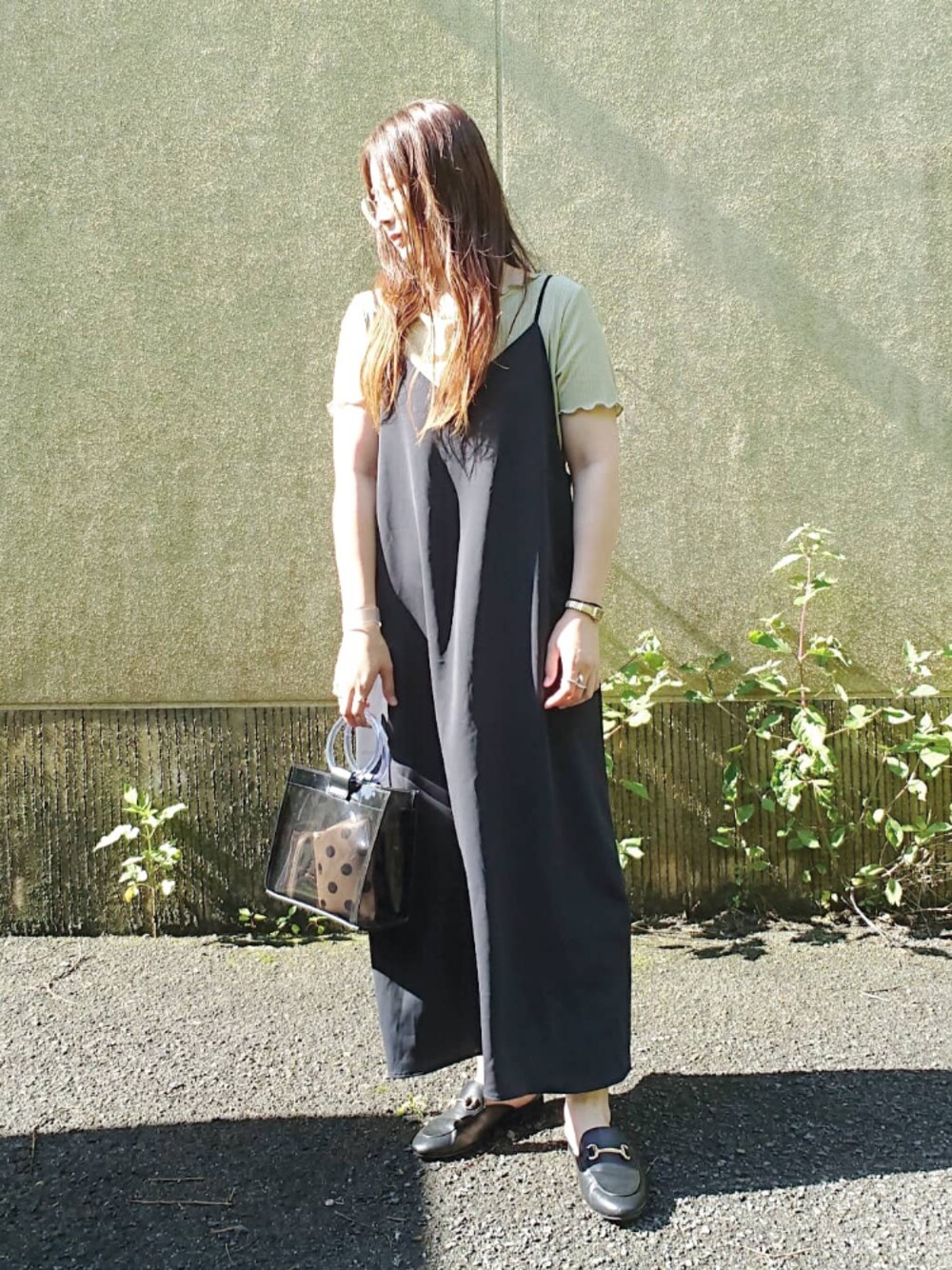 ブラック系のワンピース/ドレスを着用したレディースの夏コーディネートの1枚目の写真