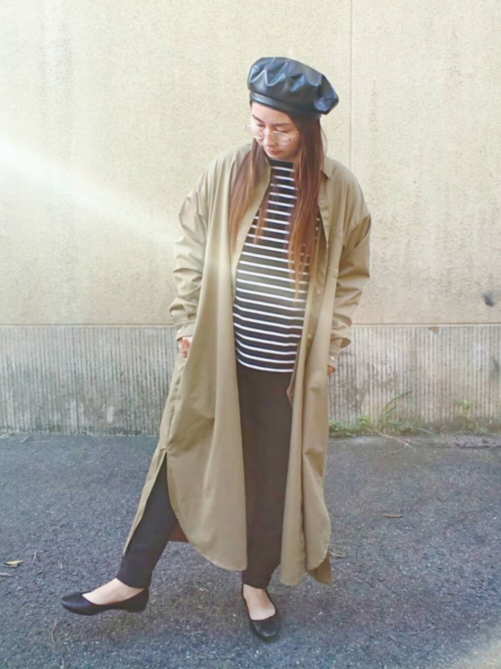 ベージュ系のジャケット/アウターを着用したレディースの秋コーディネートの1枚目の写真