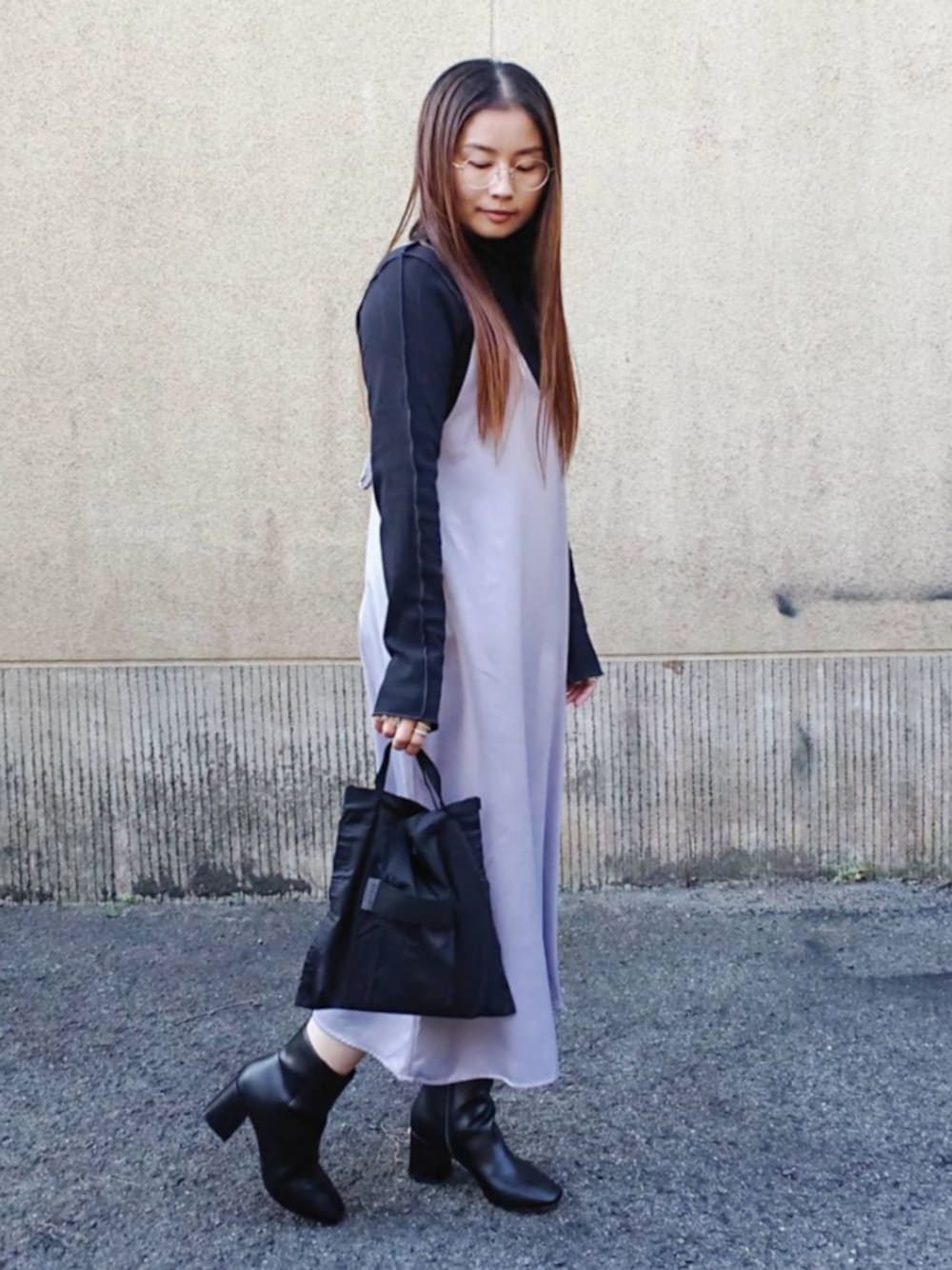ブラック系のエコバッグ/サブバッグ、ブラック系のトップス、パープル系のワンピース/ドレスを着用したレディースの冬コーディネートの1枚目の写真