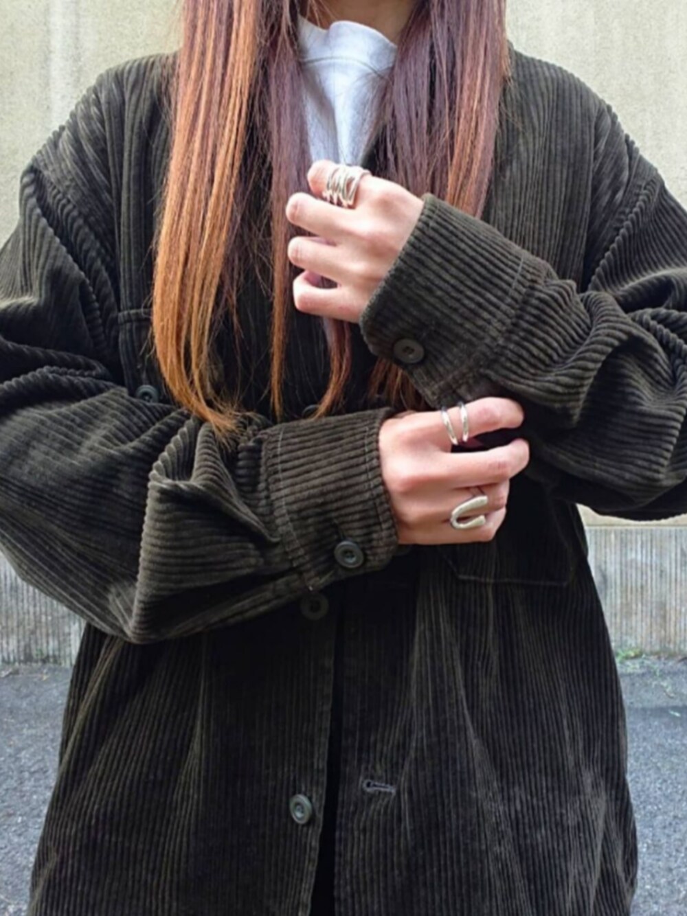 グリーン系のジャケット/アウターを着用したレディースの冬コーディネートの1枚目の写真