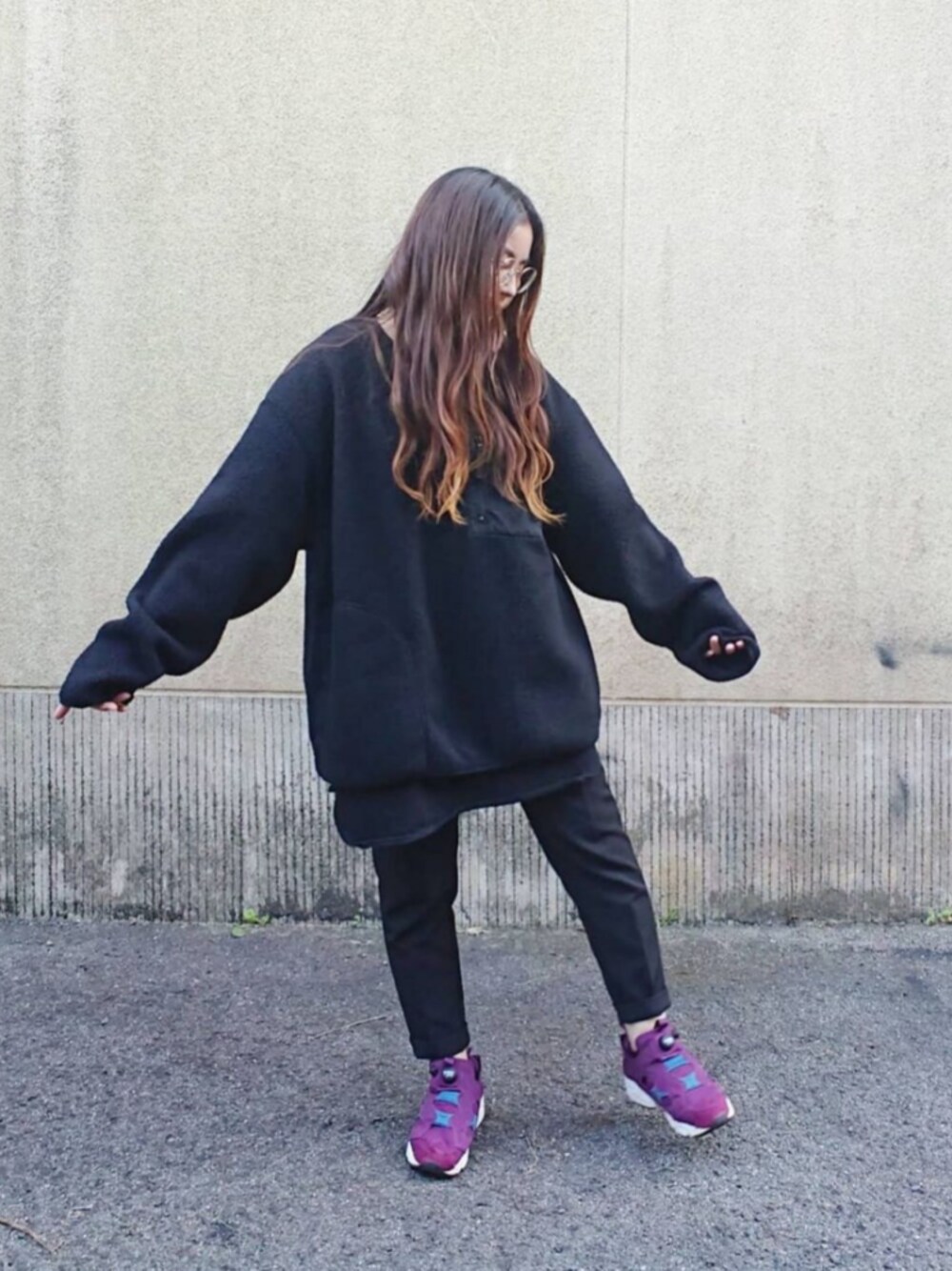 パープル系のスニーカー、パープル系のスニーカー、ブラック系のジャケット/アウターを着用したレディースの冬コーディネートの1枚目の写真