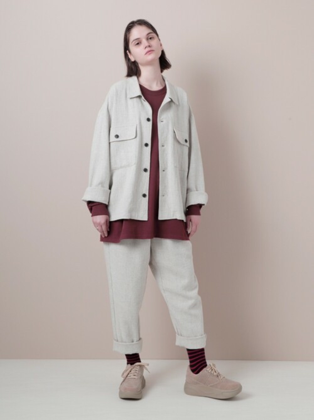 「スニーカー、ジャケット、ビッグシルエット、セットアップ、レイヤードスタイル、オーバーサイズ、リネン、パンツスタイル、EMMA  CLOTHES、エマクローズ」｜「GILDANのギルダン ビッグシルエット USA ロングスリーブ Tシャツ カットソー（Tシャツ/カットソー、レッド系）」を使った、EMMA CLOTHESさん（レディース・172cm）の秋コーディネートの1枚目の写真