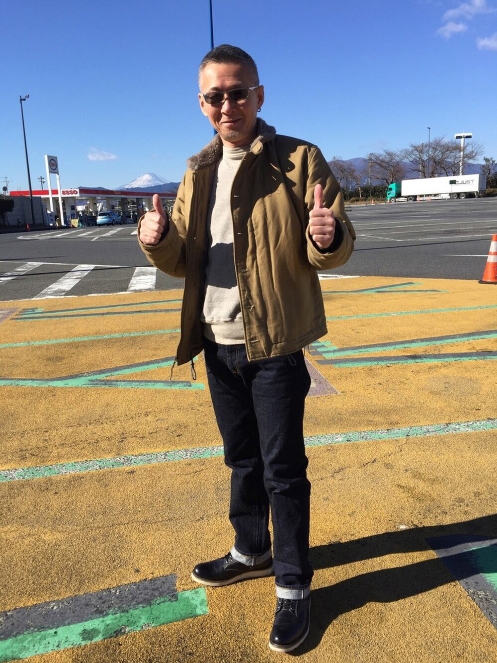 「児島ジーンズ 18ozのアイテム（デニムパンツ、ブルー系）」を使った、ピロリンさん（メンズ・179cm）の冬コーディネートの1枚目の写真