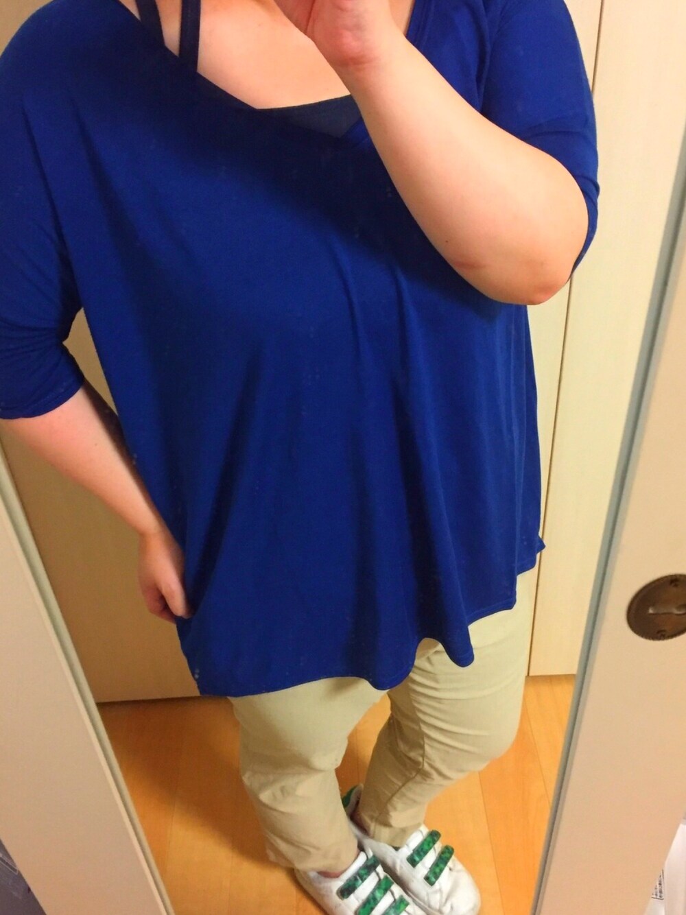 その他のアンサンブル、ベージュ系のその他パンツ、ホワイト系のスニーカーを着用したレディースの夏コーディネートの1枚目の写真