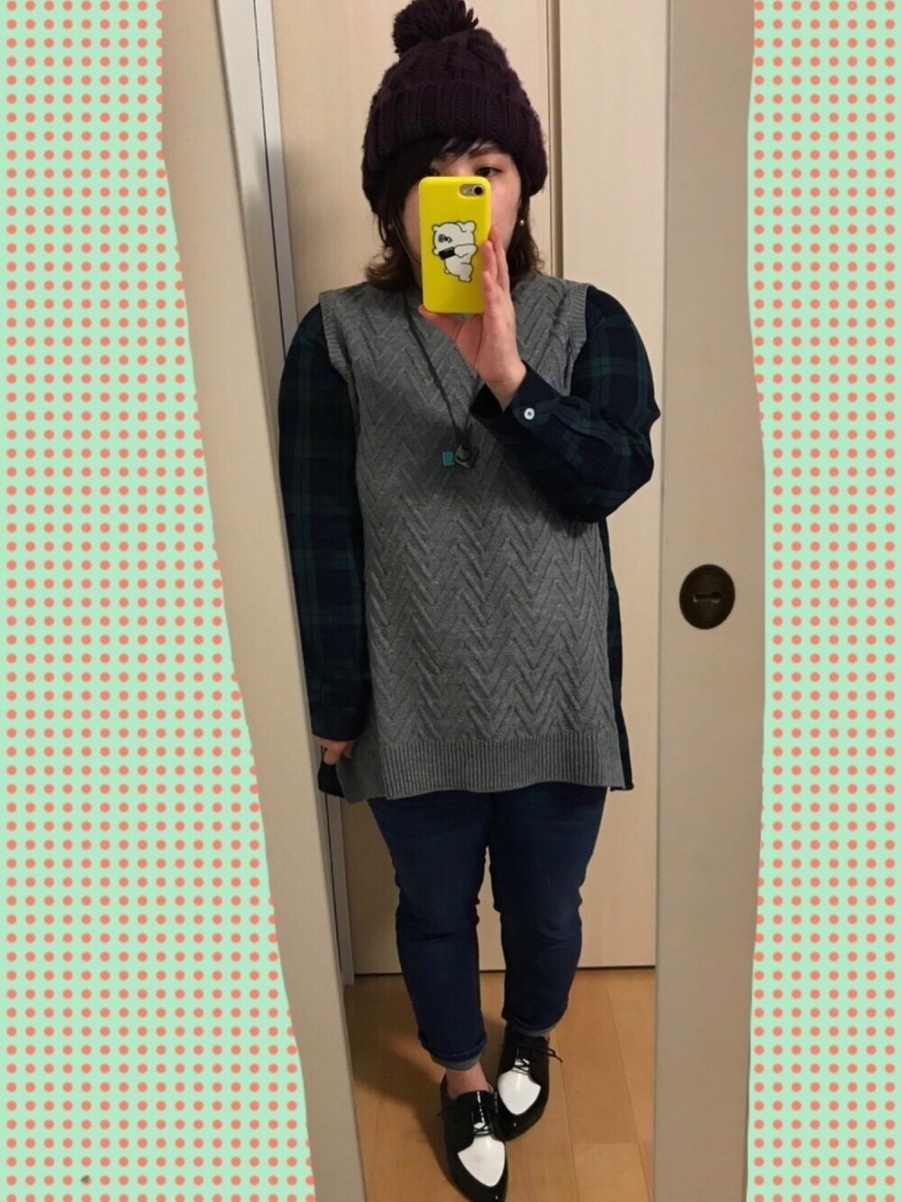 グリーン系のトップス、ブルー系のデニムパンツ、ブラック系のシューズを着用したレディースの秋コーディネートの1枚目の写真