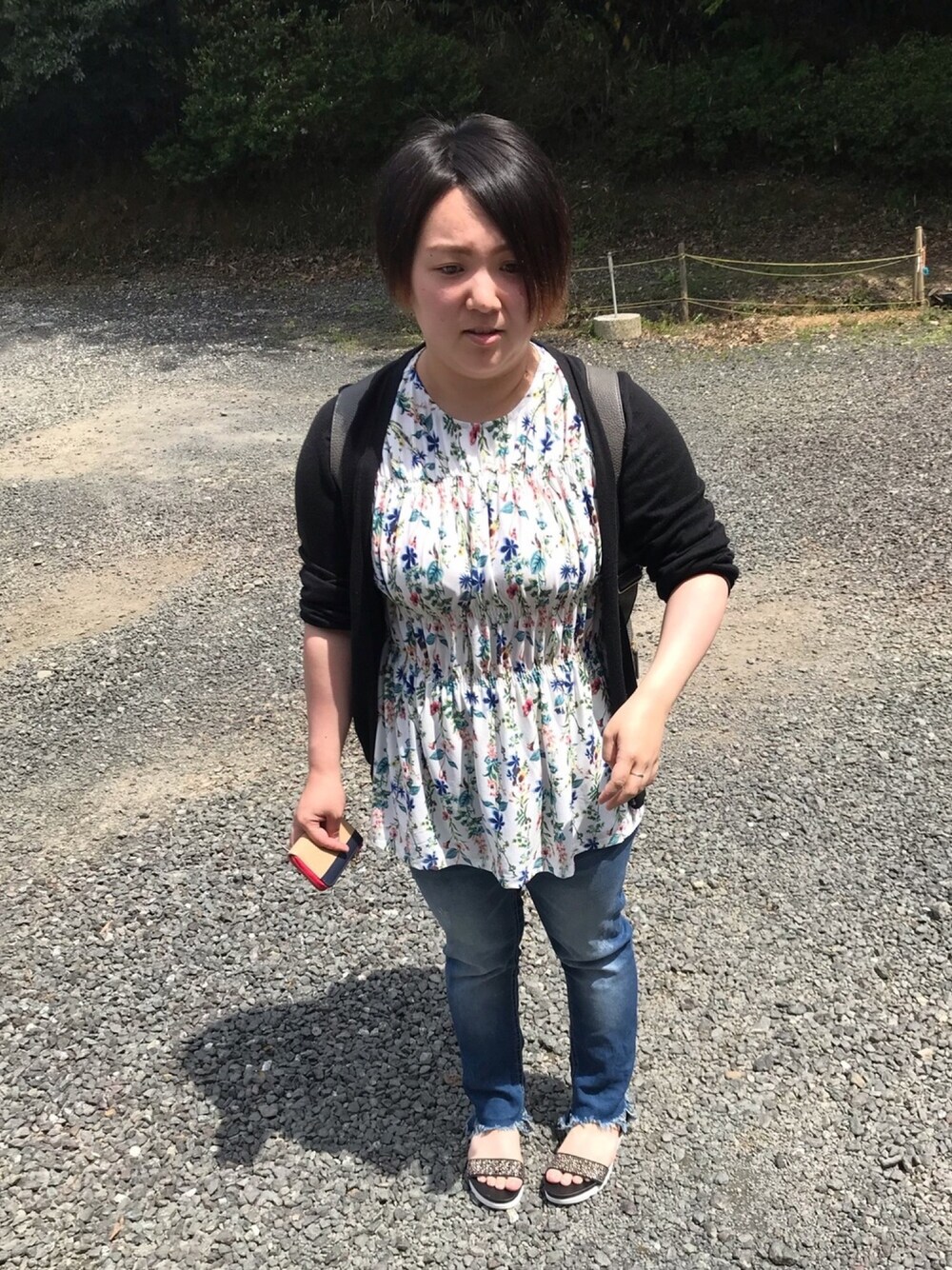 ブラック系のカーディガン/ボレロ、ホワイト系のタンクトップ、グレー系のバックパック/リュックを着用したレディースの春コーディネートの1枚目の写真