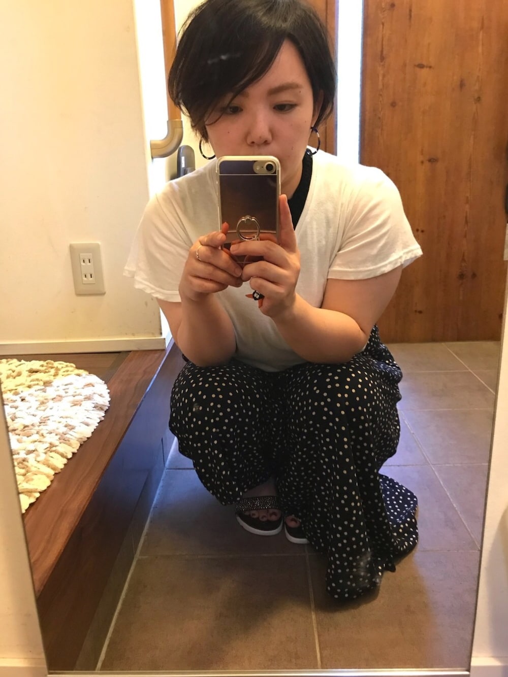 ブラック系のタンクトップ、ホワイト系のTシャツ/カットソー、ブルー系のパンツを着用したレディースの春コーディネートの1枚目の写真