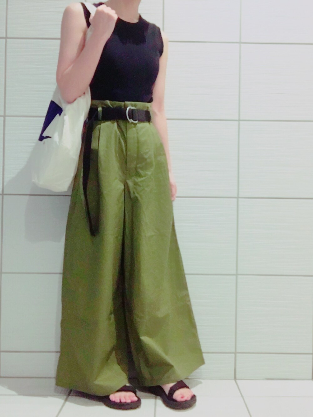 「UR20th_KBF+、UR20th_KBF、KBF、KBF+、ワイドパンツ、カジュアルコーデ」｜「KBF+のKBF+ リブ編みノースリニット（ニット/セーター、ブルー系）」を使った、mihooooookoさん（レディース・156cm）の秋コーディネートの1枚目の写真