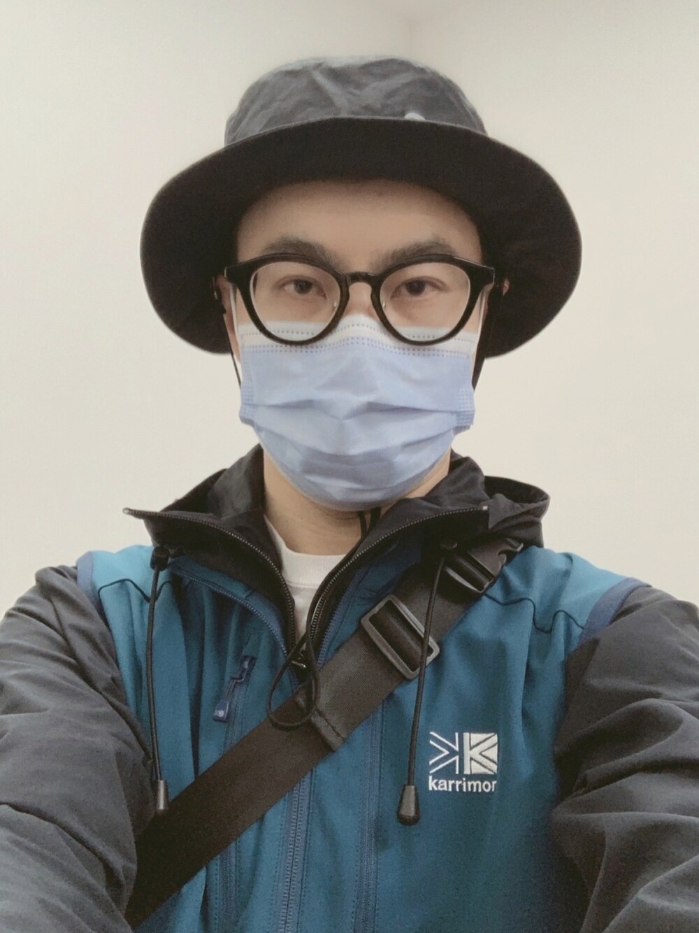 「urban outdoor」｜「PENFIELD USAのアイテム（サンバイザー、ブラック系）」を使った、WALLACEさん（メンズ・177cm）の春コーディネートの1枚目の写真
