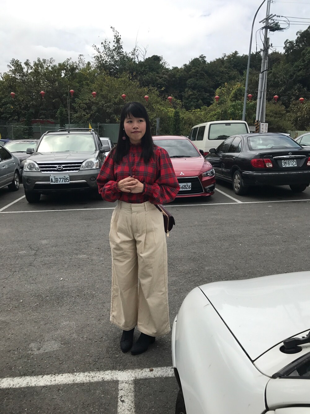「LOWRYS FARMのアイテム（トップス、レッド系）」を使った、張芳瑜さん（レディース・162cm）の冬コーディネートの1枚目の写真