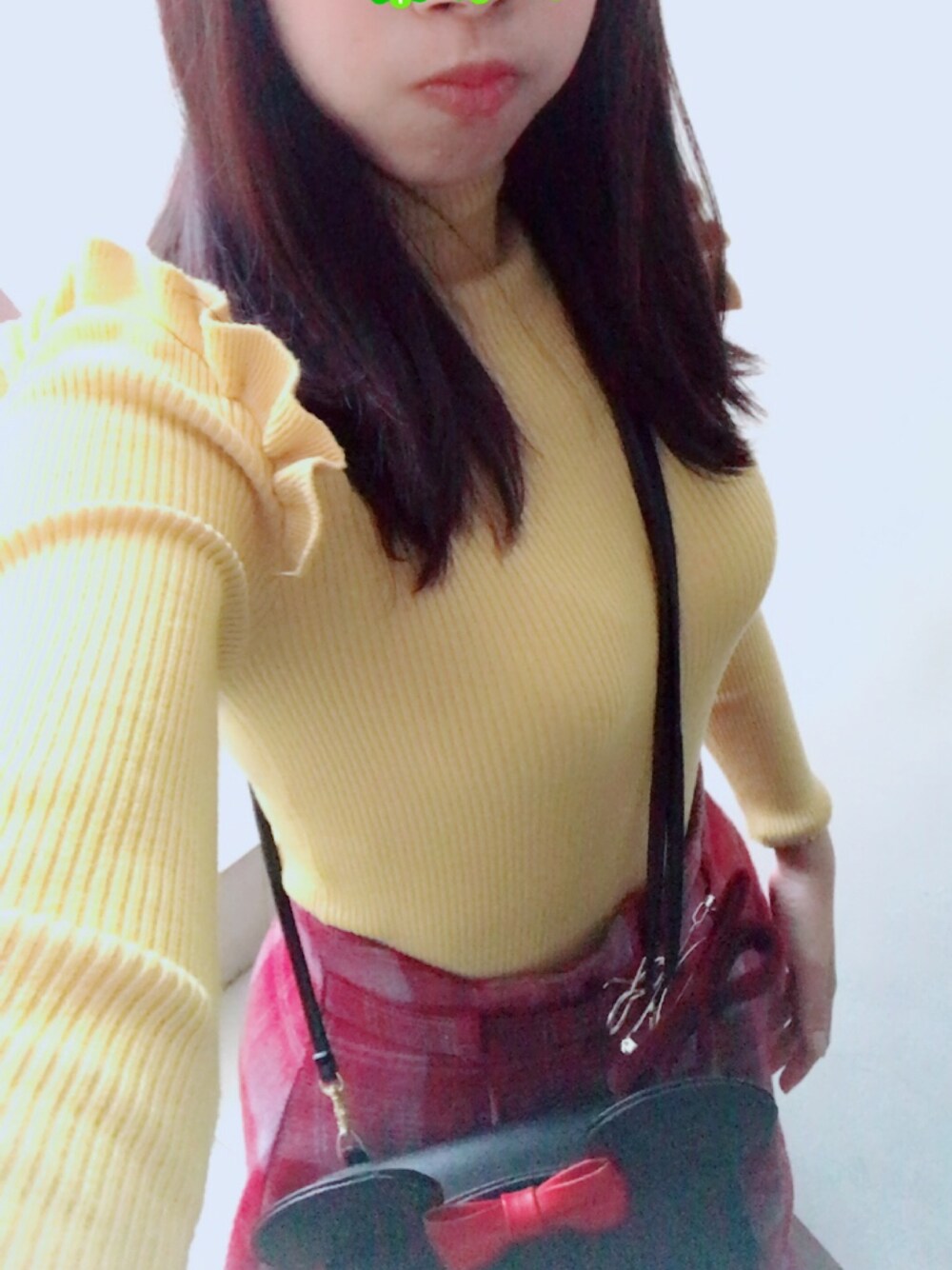 「GRLのアイテム（トップス、イエロー系）」を使った、張芳瑜さん（レディース・162cm）の冬コーディネートの1枚目の写真