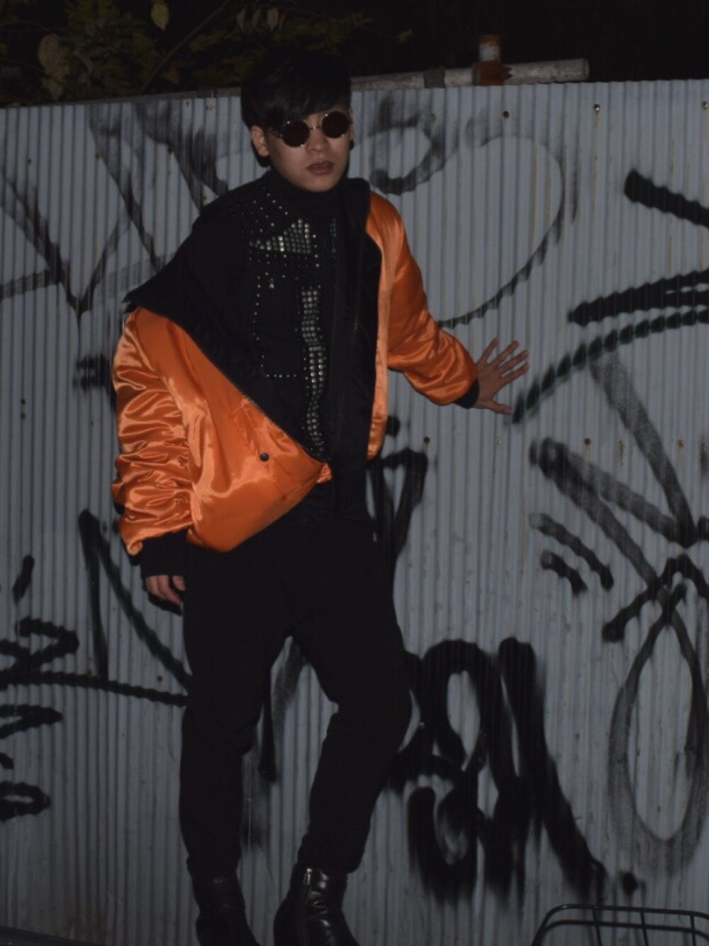 「パンク、モード、黒スキニー、ブーツ、ブラック、MA-1、ベスト、ハイネック、サングラス」｜「JOHN LAWRENCE SULLIVANのNYLON BOMBER JACKET（ブルゾン、ブラック系）」を使った、Nakatomokiさん（メンズ・170cm）の冬コーディネートの1枚目の写真
