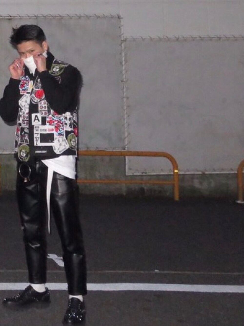「パンク、ロック、モード、ベスト、レザーパンツ、黒、ストリート、ハイネック、ノースリーブ、Tシャツ」｜「AMBUSHのアイテム（ベスト、ブラック系）」を使った、Nakatomokiさん（メンズ・170cm）の春コーディネートの1枚目の写真