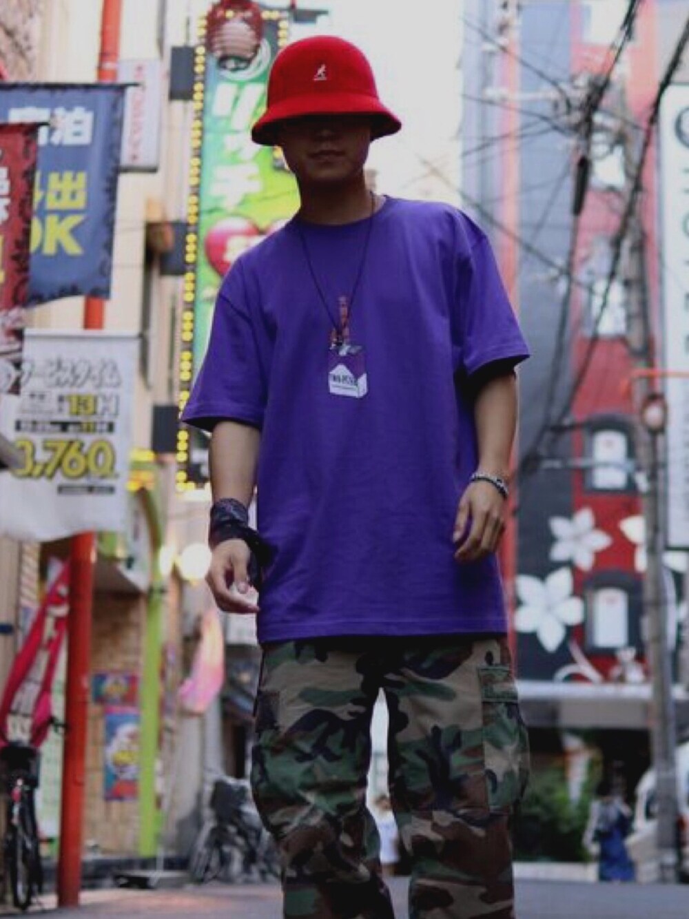 その他のカーゴパンツ、パープル系のTシャツ/カットソー、レッド系のハットを着用したメンズの夏コーディネートの1枚目の写真