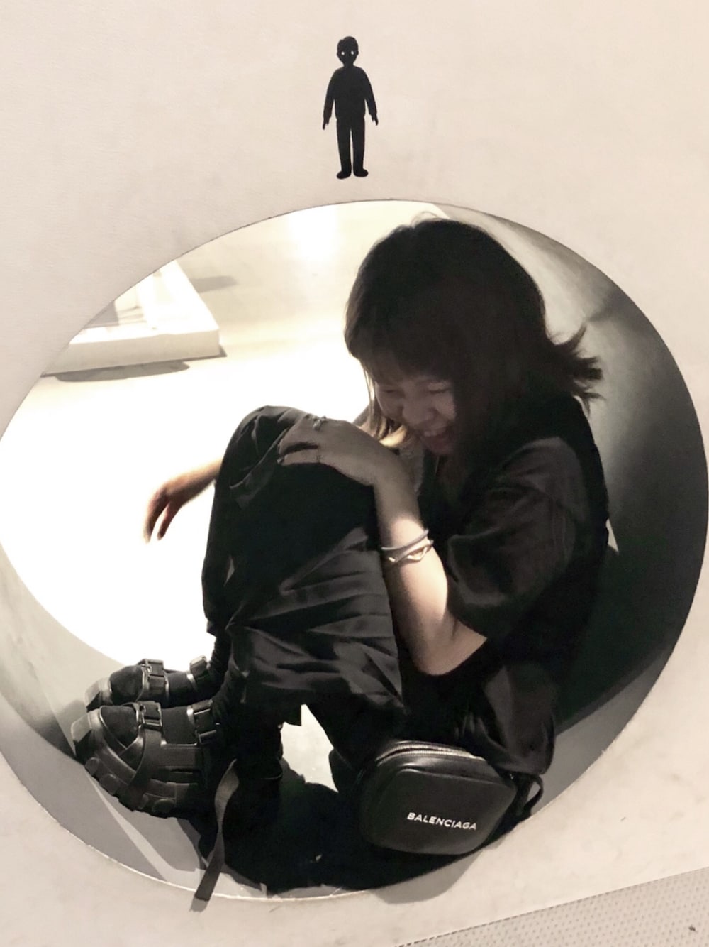「RICK OWENS、Chrome Hearts、BALENCIAGA、ISSEY MIYAKE、me ISSEY MIYAKE」｜「BALENCIAGAのアイテム（ショルダーバッグ、ブラック系）」を使った、Ｒ Ｅ Ｎさん（レディース・155cm）の秋コーディネートの1枚目の写真