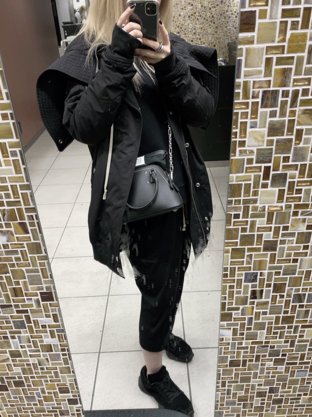 「RICK OWENS、RickOwens×adidas、Chrome Hearts、Maison Martin Margiela、MM6」｜「DRKSHDW by RICK OWENSのアイテム（ダウンジャケット/コート、ブラック系）」を使った、Ｒ Ｅ Ｎさん（レディース・156cm）の冬コーディネートの1枚目の写真