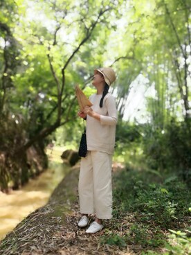 「犬印鞄製作所のアイテム（ハンドバッグ、ブルー系）」を使った、Jamie Woodさん（レディース・157cm）の冬コーディネート