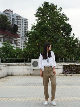 「nest Robe（ネストローブ）のアイテム（トップス、ホワイト系）」を使った、Jamie Woodさん（レディース・157cm）の春コーディネート