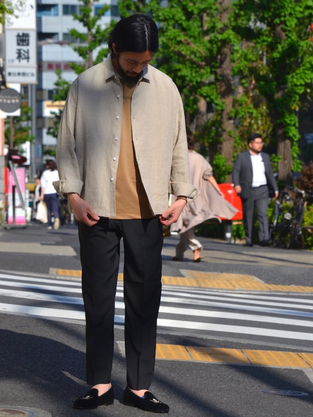 ベージュ系のトップス、ベージュ系のTシャツ/カットソー、ブラック系のシューズを着用したメンズの春コーディネートの1枚目の写真