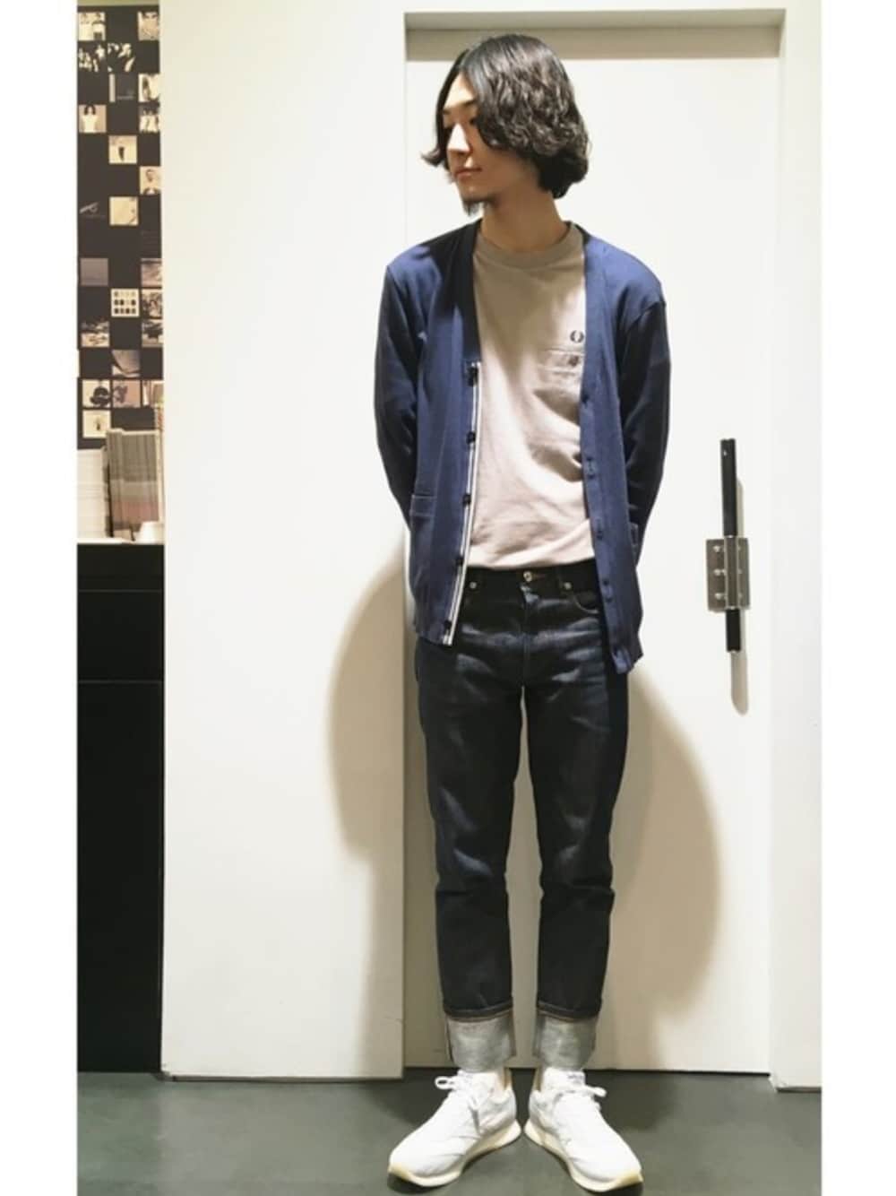「カーディガン、スニーカー、デニム、白スニーカー、きれいめカジュアル、シンプルコーデ、FRED PERRY、フレッドペリー、カジュアルコーデ、fredperry」｜「FRED PERRYのV-Neck Cardigan（カーディガン/ボレロ、ブルー系）」を使った、Kentoさん（メンズ・176cm）の春コーディネートの1枚目の写真