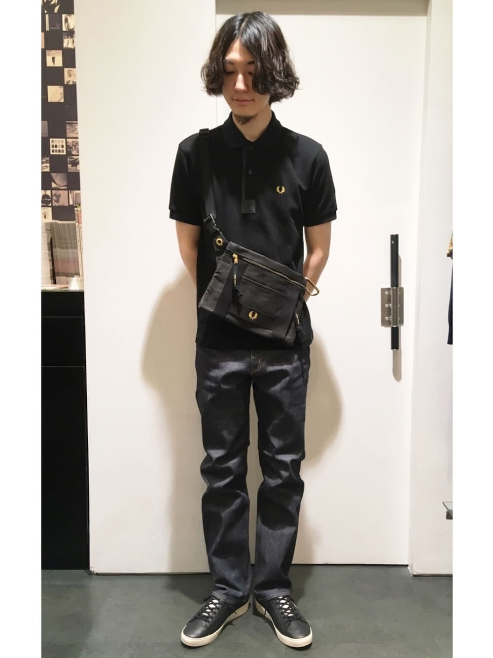 「スニーカー、デニム、シンプル、黒、ポロシャツ、FRED PERRY、夏コーデ、フレッドペリー、カジュアルコーデ、fredperry」｜「FRED PERRYのPique Shirt（ポロシャツ、ブラック系）」を使った、Kentoさん（メンズ・176cm）の春コーディネートの1枚目の写真