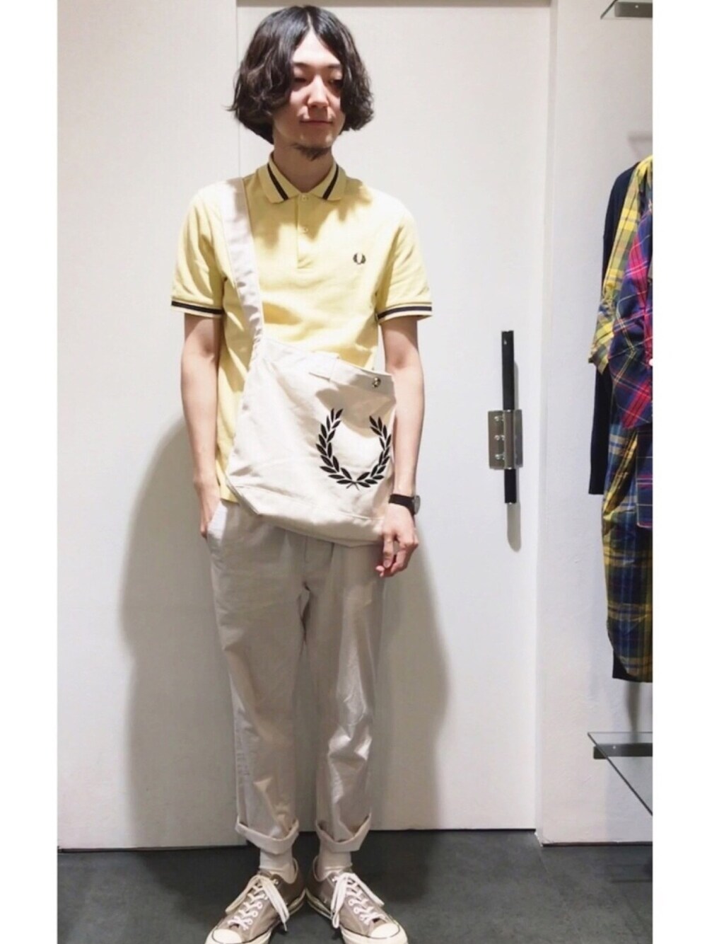 「スニーカー、シンプル、ポロシャツ、きれいめカジュアル、FRED PERRY、夏コーデ、キャンバストート、フレッドペリー、カジュアルコーデ、fredperry」｜「FRED PERRYのReissues Single Tipped Fred Perry Shirt（ポロシャツ、イエロー系）」を使った、Kentoさん（メンズ・176cm）の春コーディネートの1枚目の写真