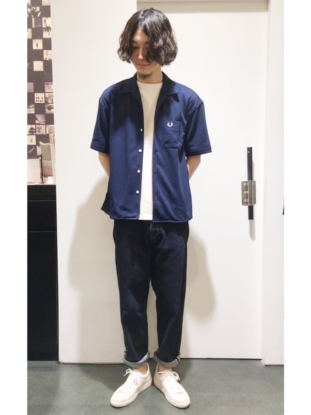 「デニムパンツ、白スニーカー、ロールアップ、きれいめカジュアル、シンプルコーデ、FRED PERRY、夏コーデ、フレッドペリー、fredperry、オープンカラーシャツ」｜「FRED PERRYのアイテム（トップス、ブルー系）」を使った、Kentoさん（メンズ・176cm）の春コーディネートの1枚目の写真