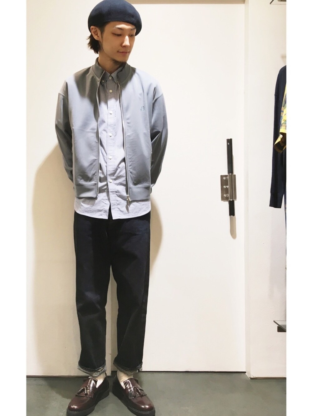 「FRED PERRY、fredperry、フレッドペリー、シンプルコーデ、カジュアル、シャツ、デニムパンツ、ワイドパンツ、ブルー、グレー」｜「FRED PERRYのBeret（ハンチング/ベレー帽、ブルー系）」を使った、Kentoさん（メンズ・176cm）の春コーディネートの1枚目の写真