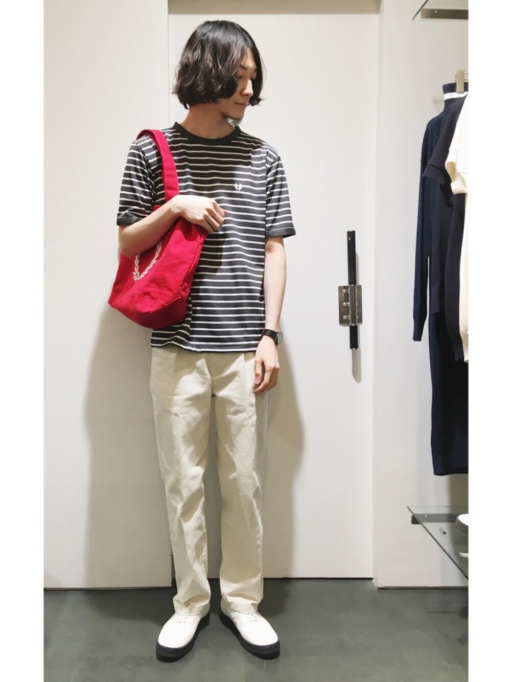 「FRED PERRY、fredperry、フレッドペリー、シンプルコーデ、カジュアルコーデ、休日スタイル、Tシャツ、夏、スニーカー、トートバッグ」｜「FRED PERRYのアイテム（Tシャツ/カットソー、グレー系）」を使った、Kentoさん（メンズ・176cm）の夏コーディネートの1枚目の写真