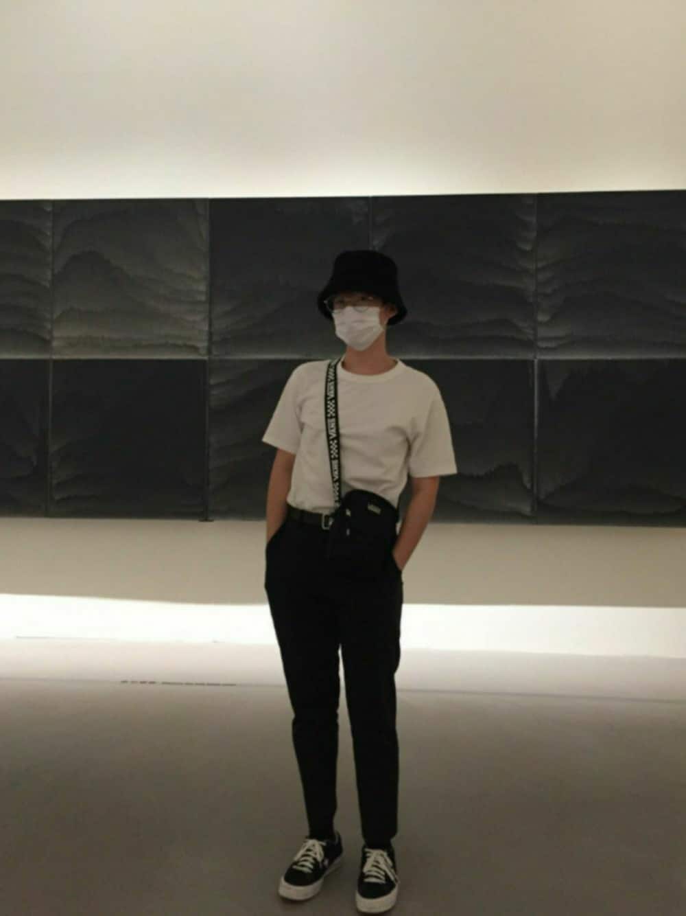 「#ootd、基礎款、converse、白T、男友風、黑白搭配、漁夫帽、韓系、美術館コーデ、日常」｜「UNIQLOのアイテム（スラックス、ブラック系）」を使った、uzkimさん（メンズ・173cm）の秋コーディネートの1枚目の写真