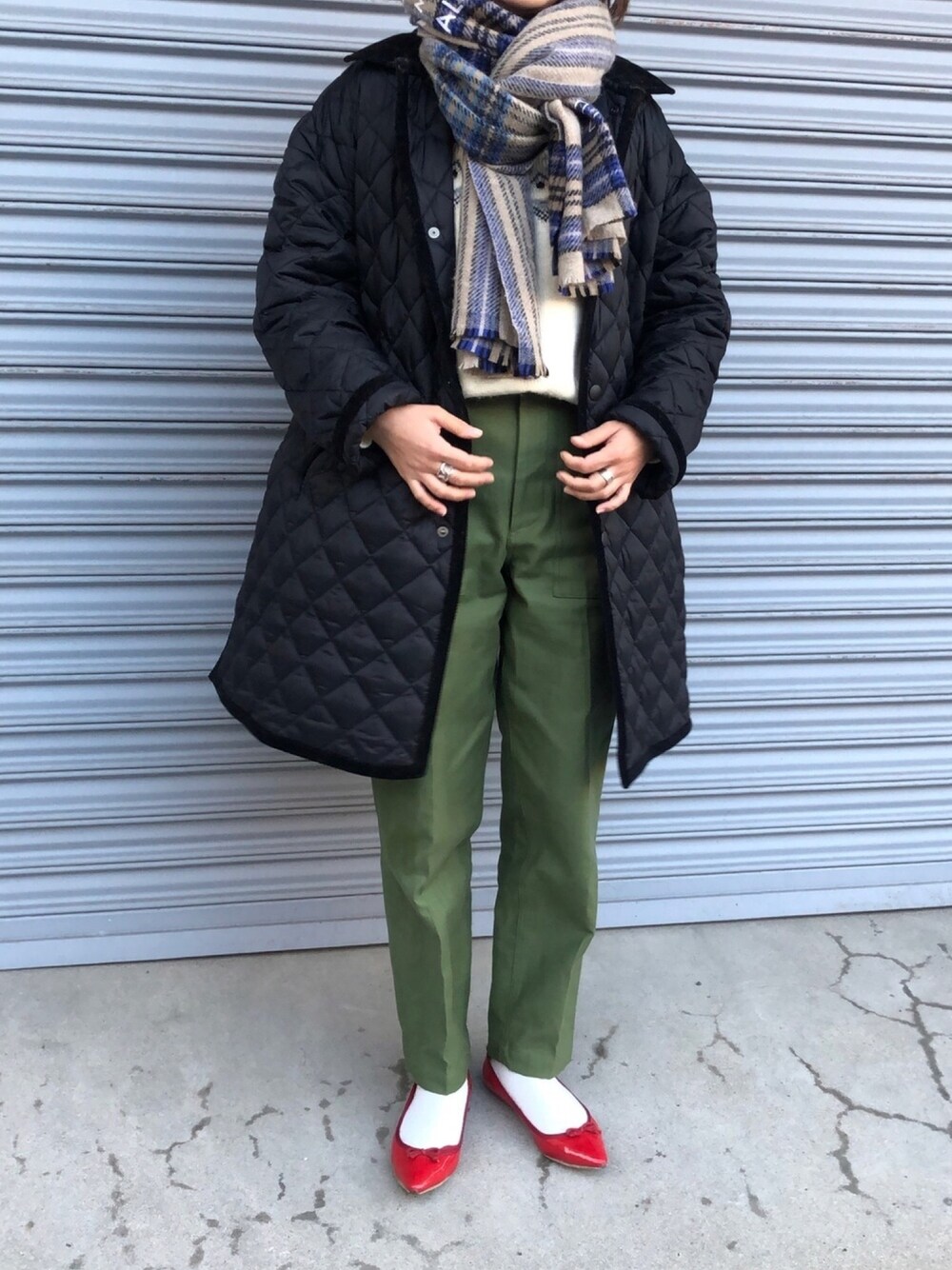 「パンツスタイル、マフラーぐるぐる、ニットコーデ、カーキ、Aラインコート、フラットシューズ」｜「THE SHINZONEのCOUNTRY COAT（ミリタリージャケット、ブラック系）」を使った、munmun☺︎さん（レディース・160cm）の冬コーディネートの1枚目の写真