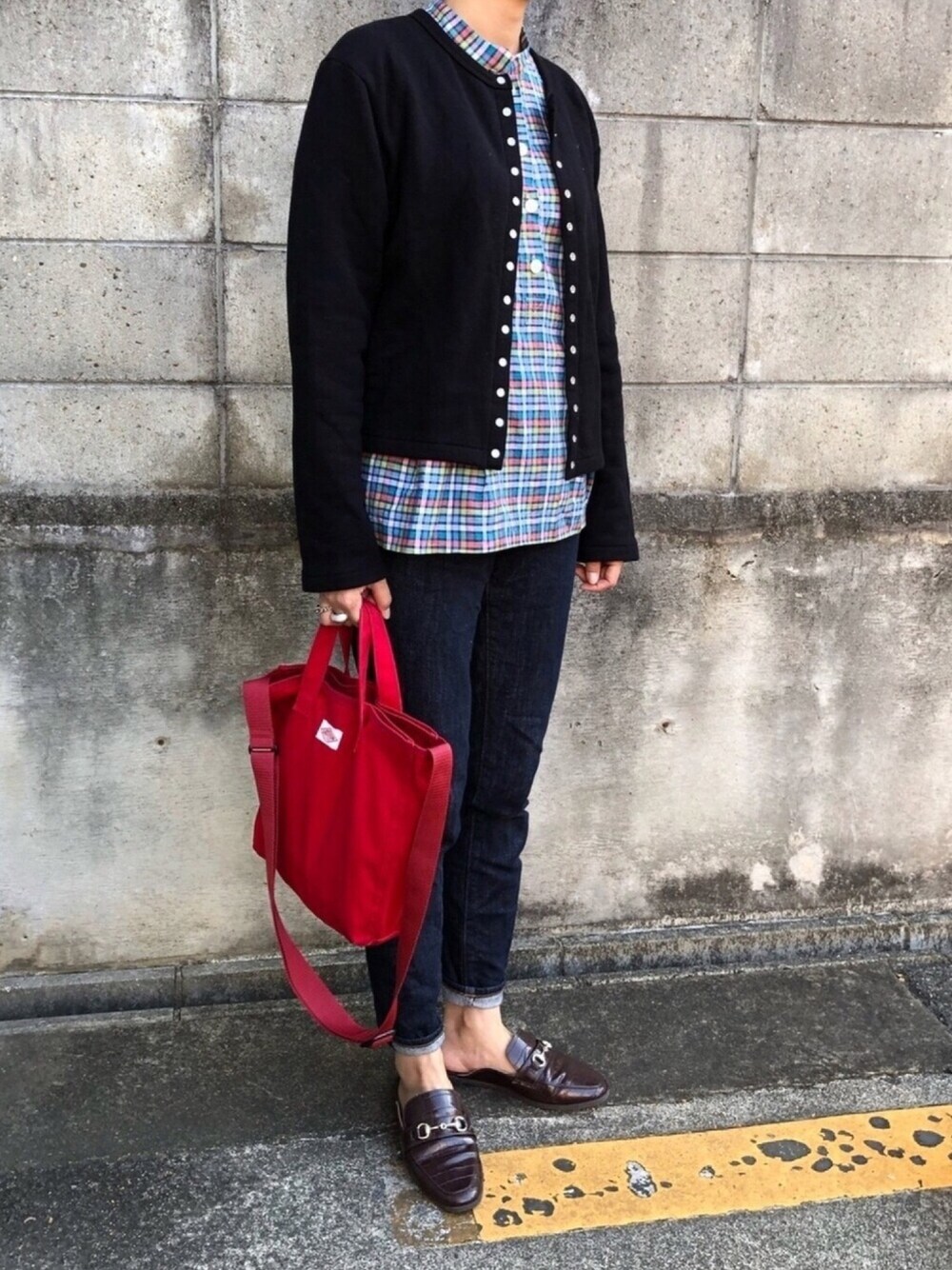 「オトナカジュアル、秋のコーデ、カーディガン、大人女子、ペプラムブラウス、ローファー」｜「agnes b.のM001 CARDIGAN カーディガンプレッション（カーディガン/ボレロ、ブラック系）」を使った、munmun☺︎さん（レディース・160cm）の秋コーディネートの1枚目の写真