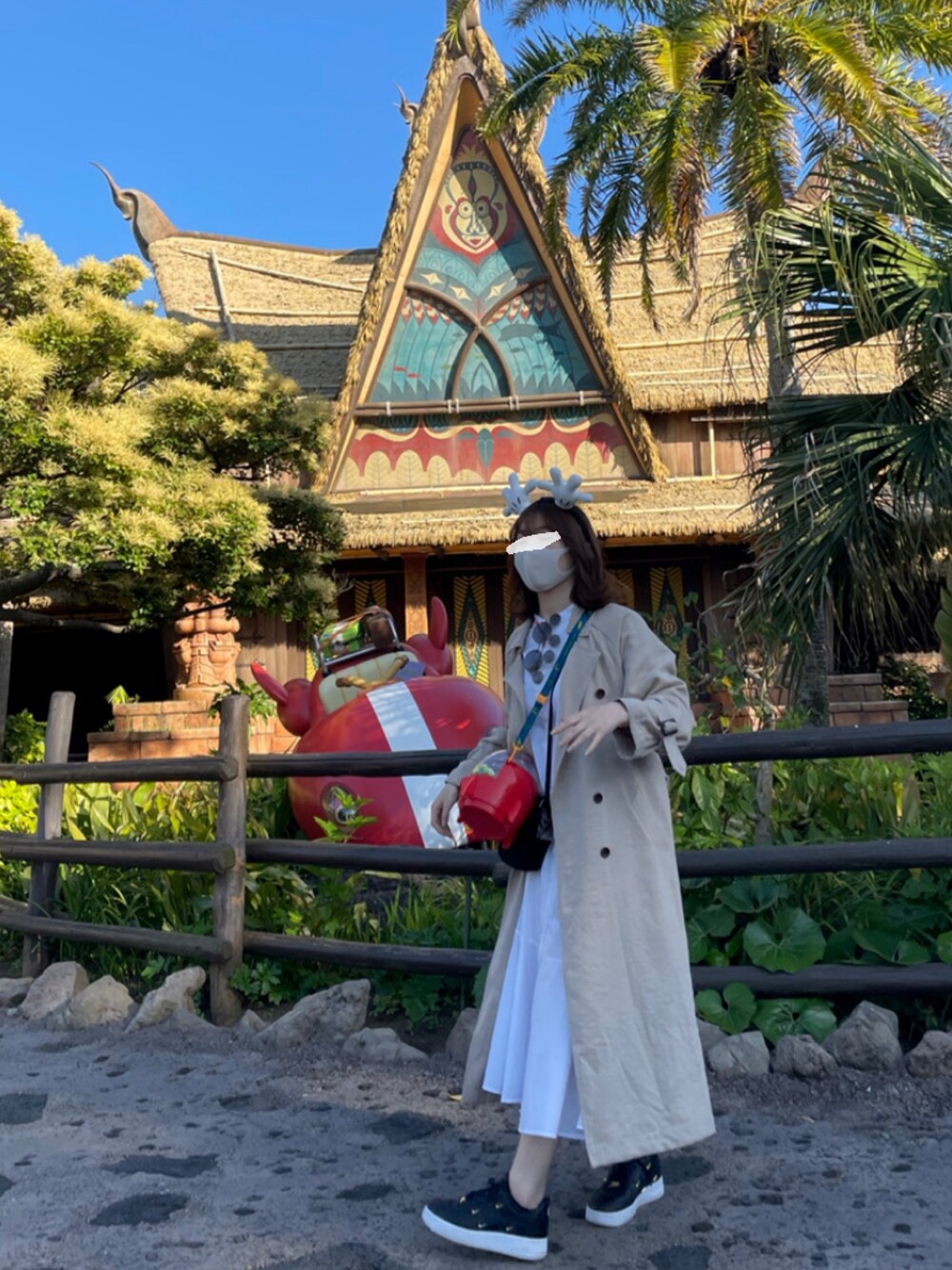 「ディズニー、カジュアル、ワンピース」｜「MOUSSYのアイテム（トレンチコート、ベージュ系）」を使った、utanoさん（レディース・160cm）の春コーディネートの1枚目の写真
