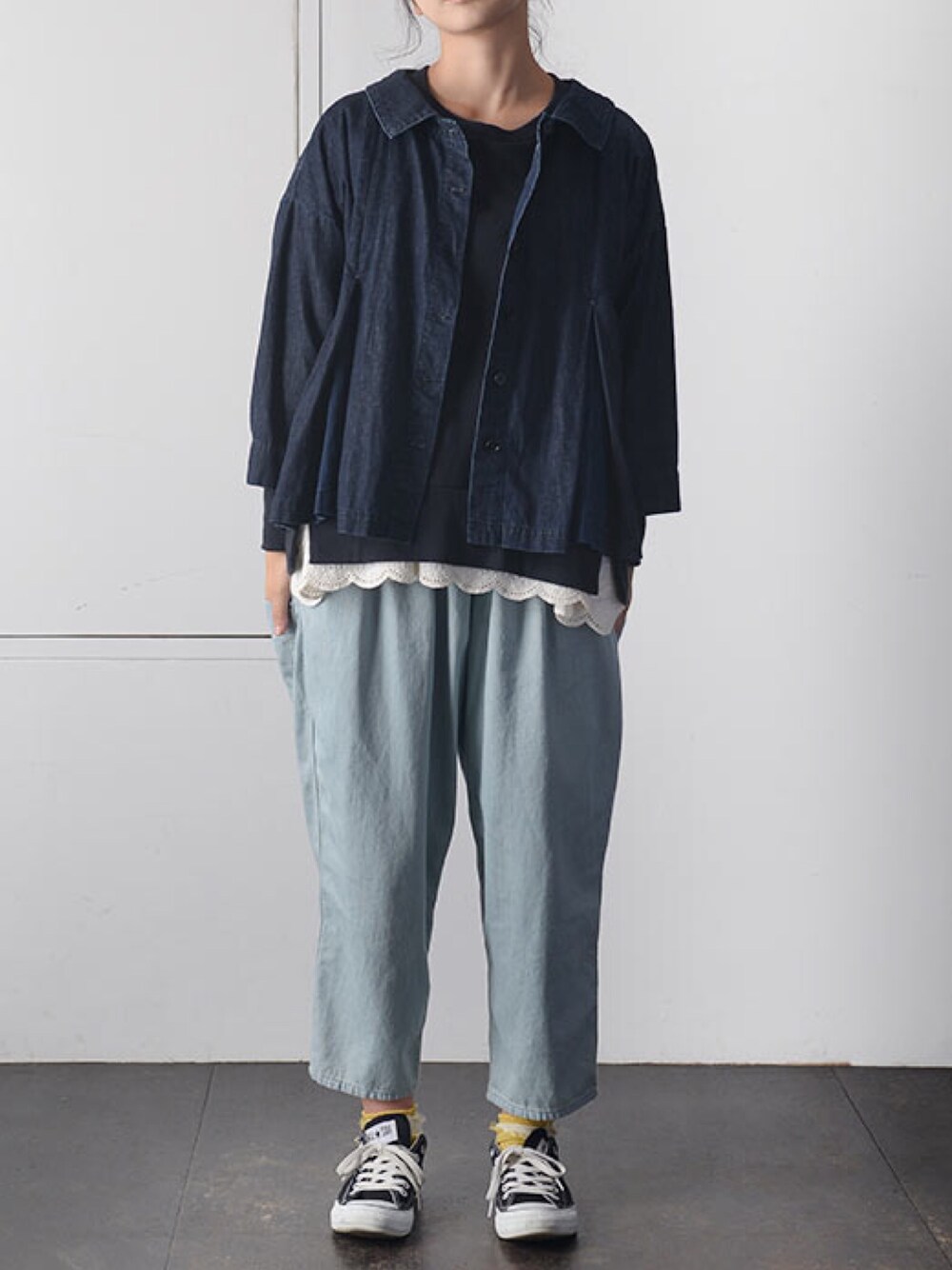 「denim、ラクチンコーデ、大人コーデ、カジュアル、indigo、インディゴ、ブルー、blue」｜「BASCOのアイテム（デニムパンツ、ブルー系）」を使った、basco_kusakanmuriさん（レディース・163cm）の冬コーディネートの1枚目の写真