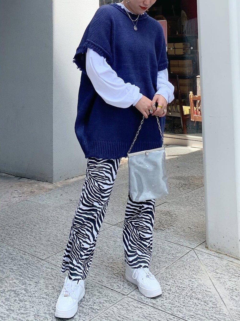 スニーカーを使った「ゼブラパンツ」の人気ファッション