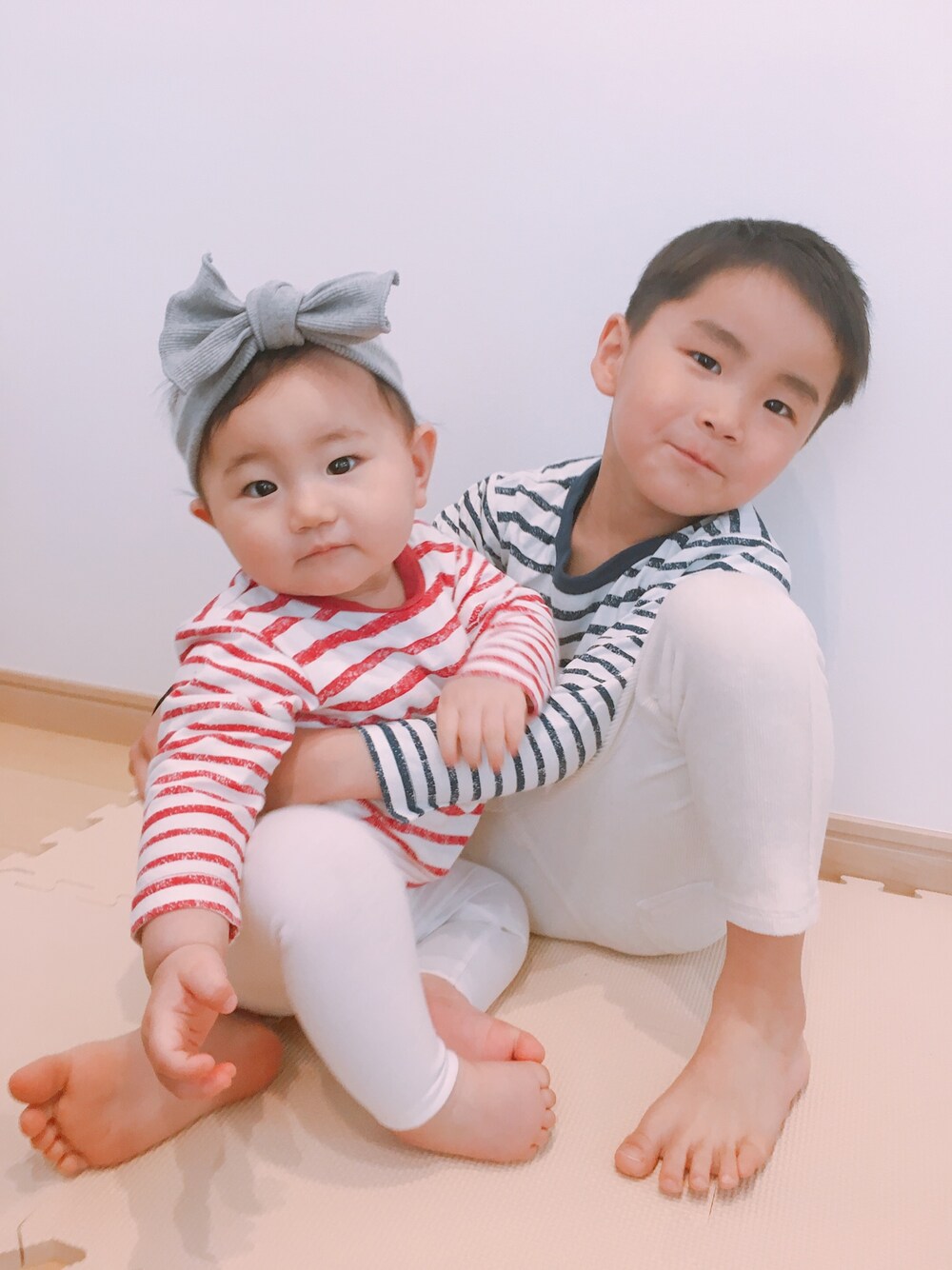 「春コーデ、おそろいコーデ、いとこ、兄弟コーディネート、5歳、9ヶ月、シンプル、シンプルコーデ」｜「dadakidsのアイテム（ヘアバンド、グレー系）」を使った、Ac☺︎*さん（キッズ・70cm）の春コーディネートの1枚目の写真