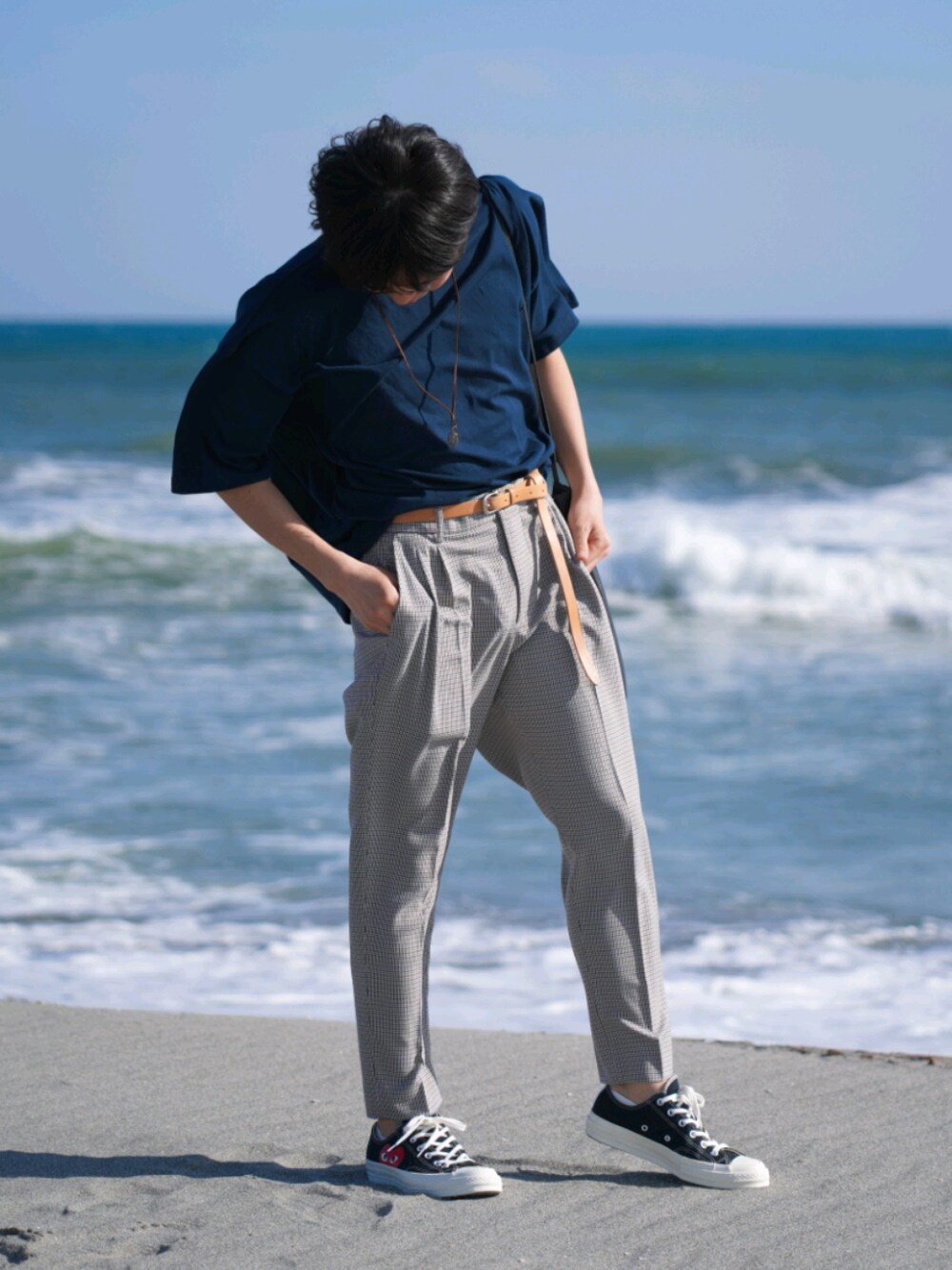 ブルー系のTシャツ/カットソー、ベージュ系のその他パンツ、ブラック系のスニーカーを着用したメンズの春コーディネートの1枚目の写真