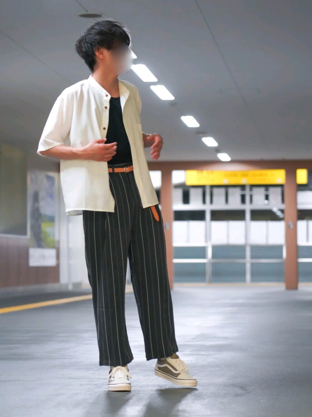 ブルー系のその他パンツ、ホワイト系のシャツ/ブラウス、ホワイト系のスニーカーを着用したメンズの夏コーディネートの1枚目の写真