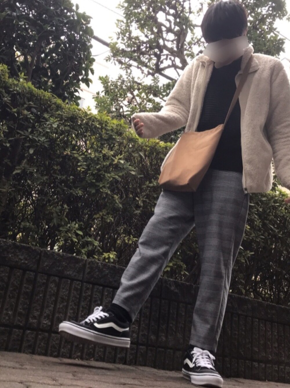 「年末WEAR感謝祭、おしゃれさんと繋がりたい、冬コーデ、ふんわり、フリース、セーター、チェックパンツ、ショルダーバッグ、スニーカー」｜「UNIQLOのファーリーフリースフルジップジャケット（長袖）（その他アウター、ホワイト系）」を使った、ぱずーさん（メンズ・166cm）の冬コーディネートの1枚目の写真