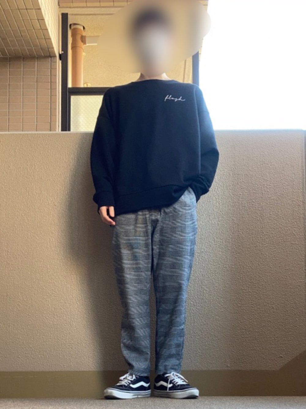「おしゃれさんと繋がりたい、秋コーデ、ロンT、ビッグシルエット、チェックパンツ、スニーカー」｜「G.O.Cのオーバーサイズ グラフィックプリント スウェットトレーナー（スウェット、ブラック系）」を使った、ぱずーさん（メンズ・166cm）の秋コーディネートの1枚目の写真