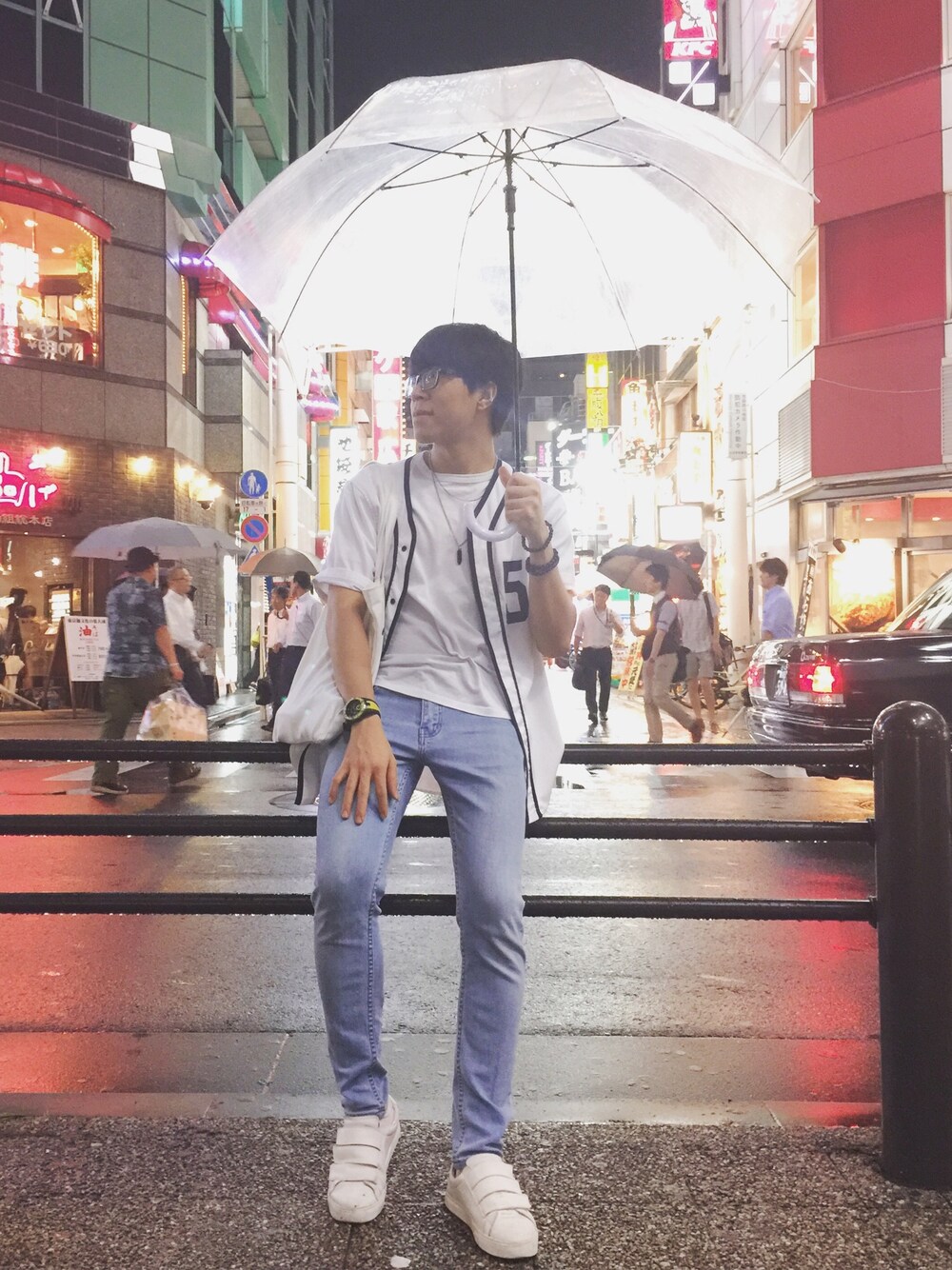 ホワイト系のTシャツ/カットソー、ホワイト系のその他アウター、ブルー系のデニムパンツを着用したメンズの夏コーディネートの1枚目の写真