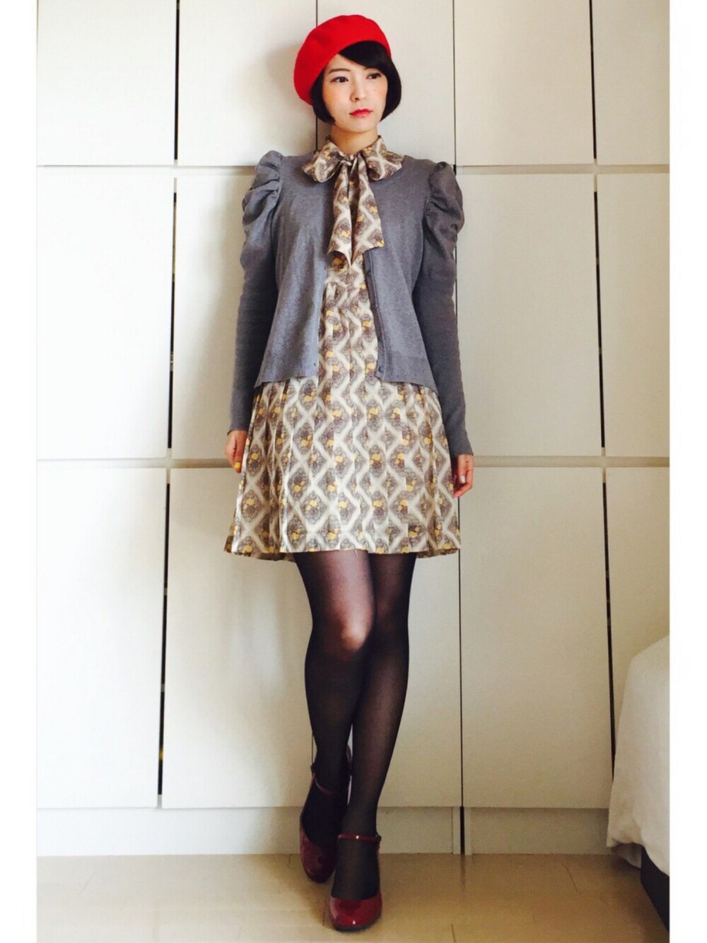 ベージュ系のワンピース、レッド系のパンプスを着用したレディースの春コーディネートの1枚目の写真